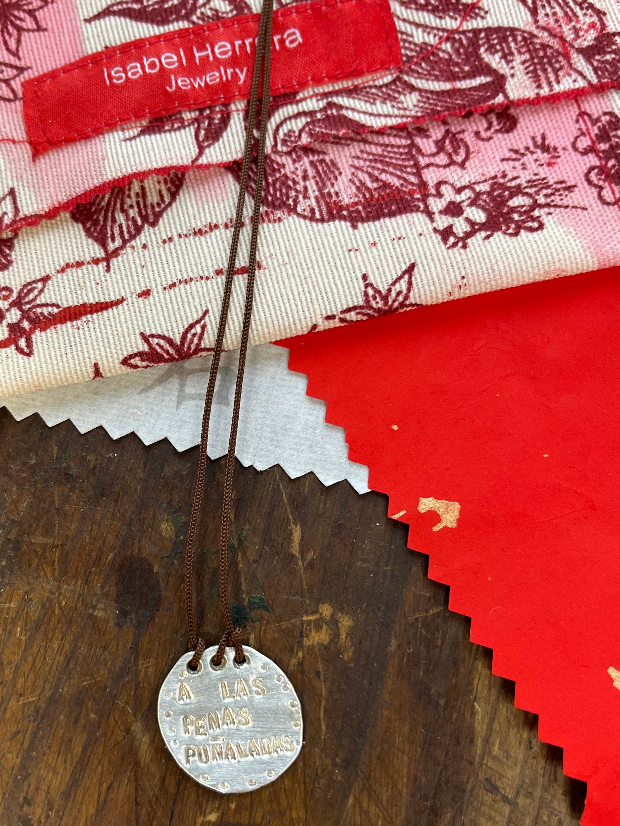 Amuletos redondos imperfectos.