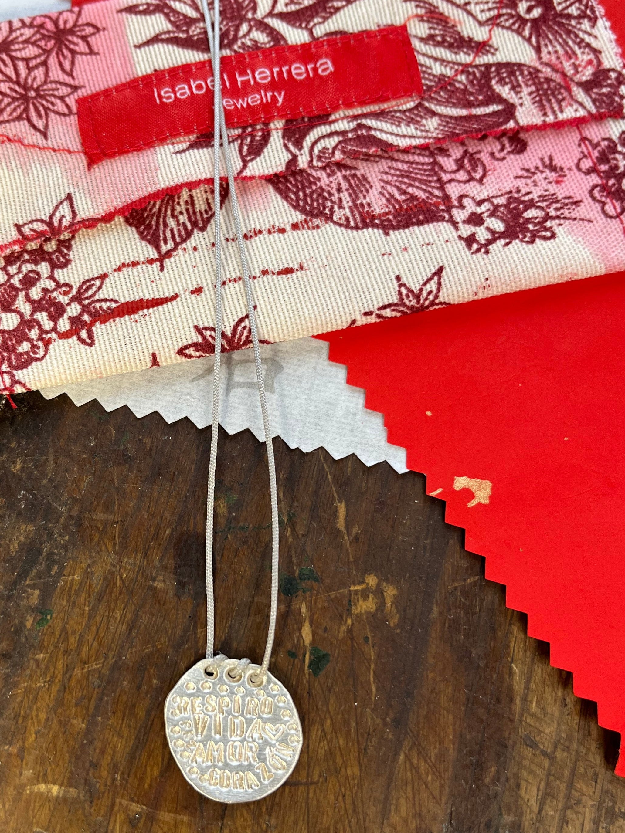 Amuletos redondos imperfectos.