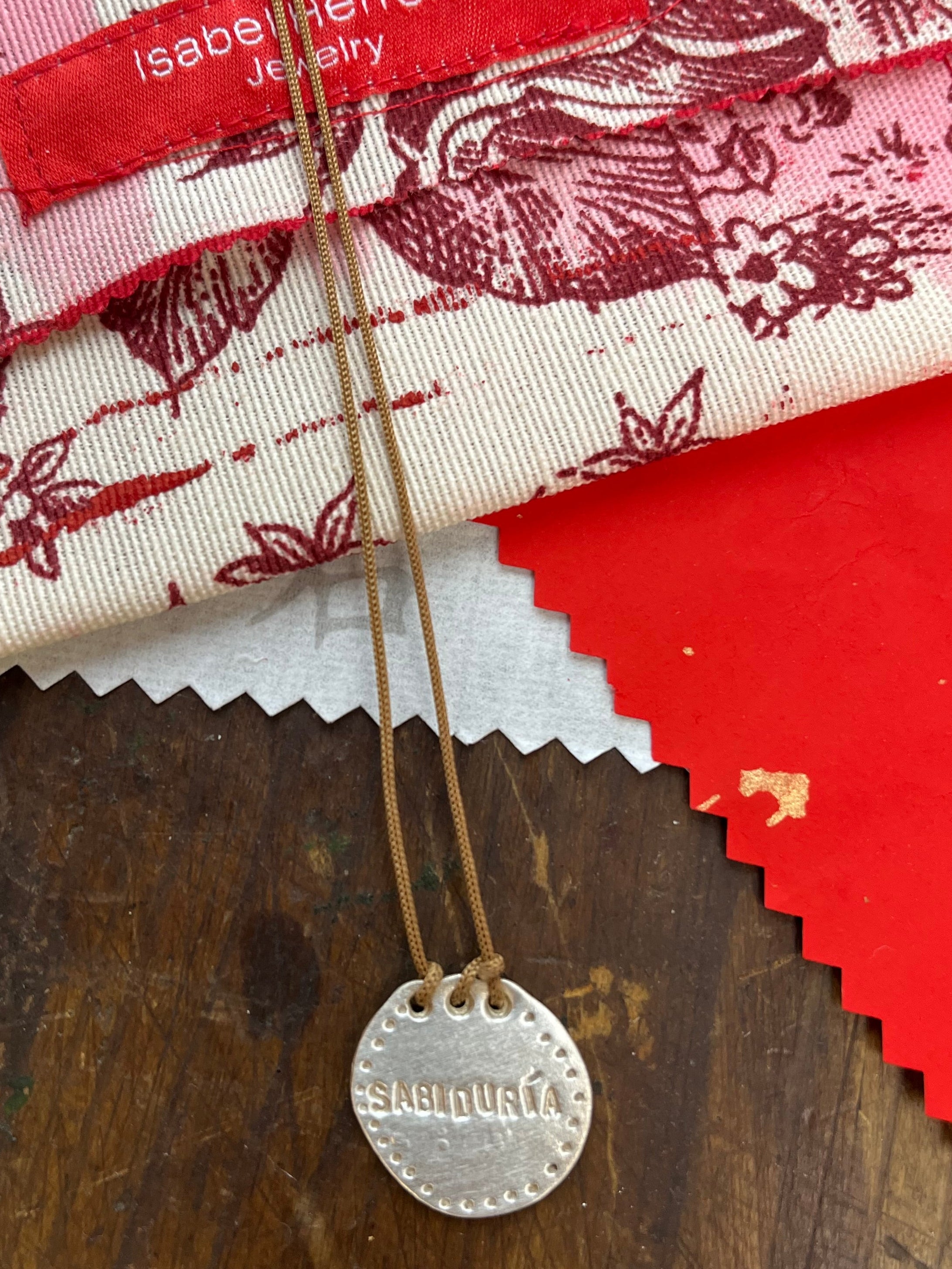 Amuletos redondos imperfectos.