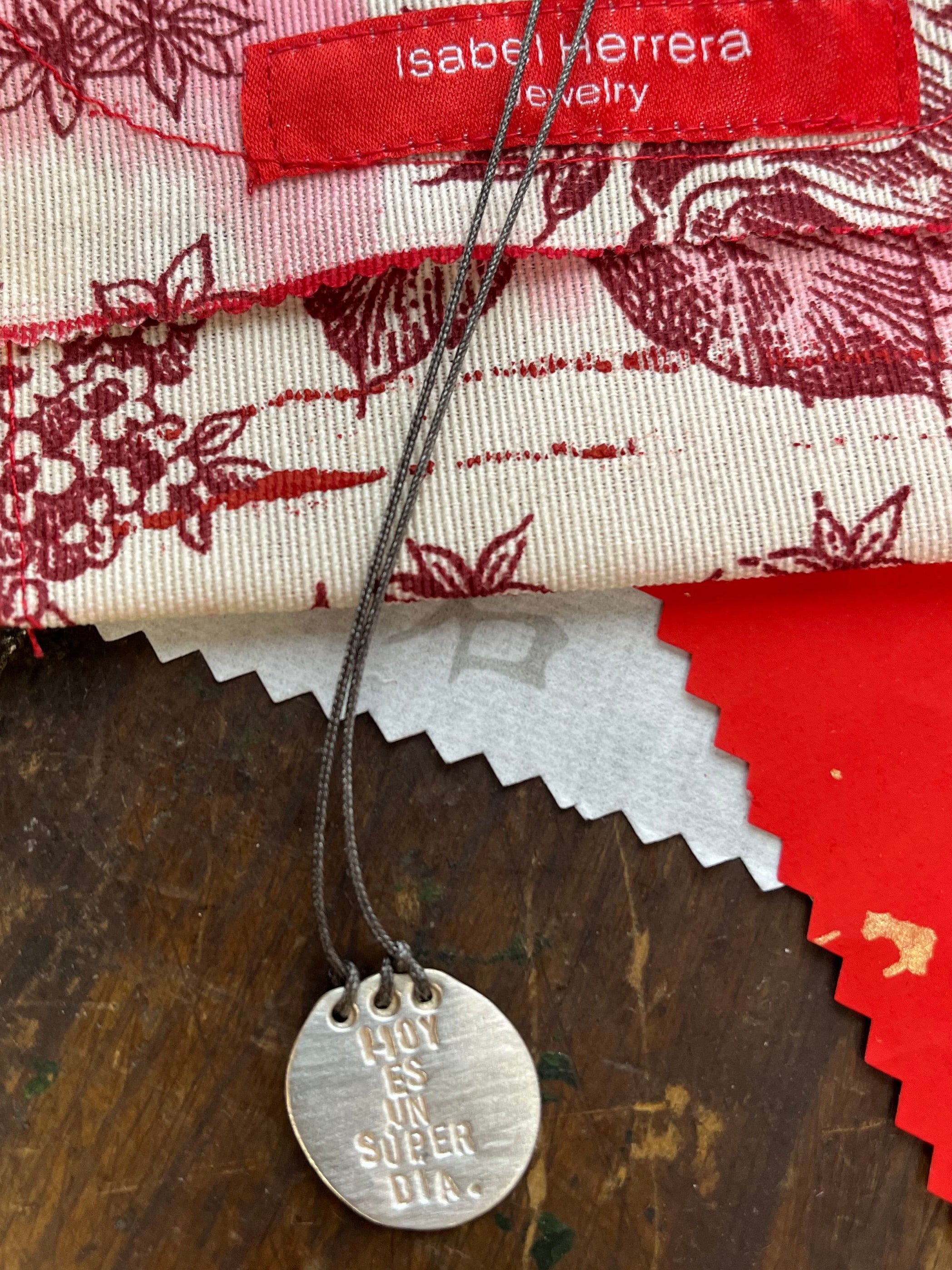 Amuletos redondos imperfectos.