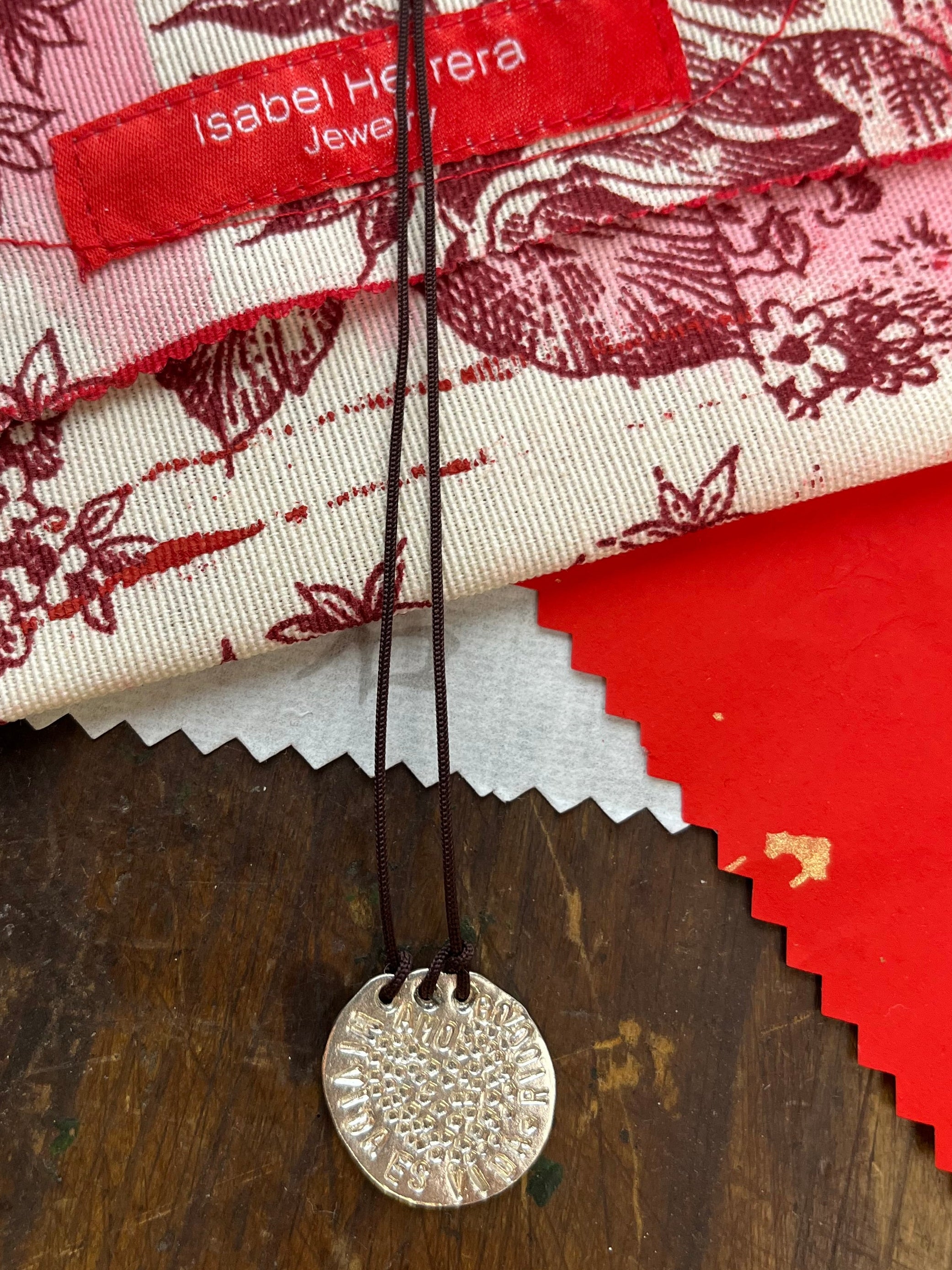 Amuletos redondos imperfectos.