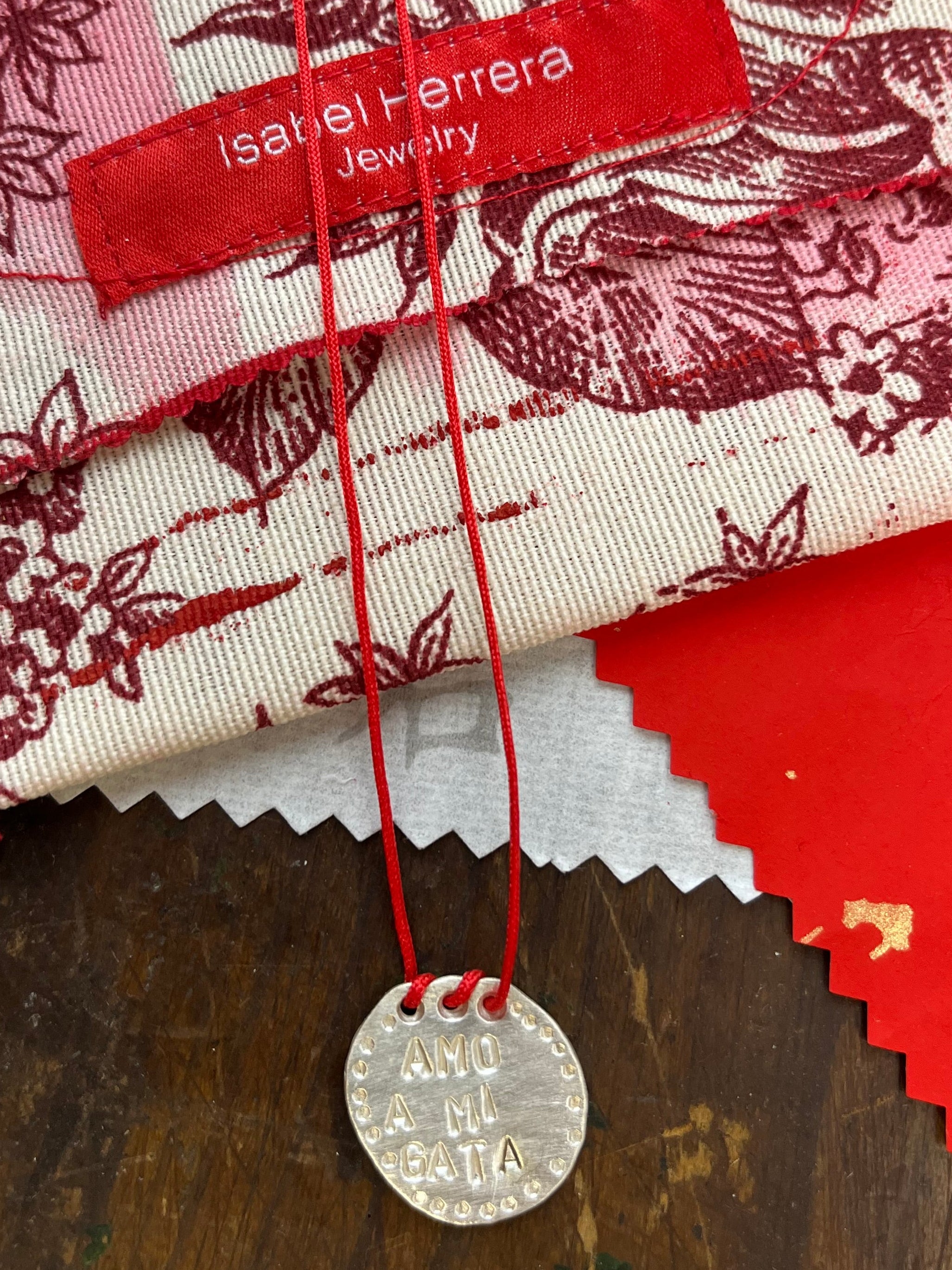 Amuletos redondos imperfectos.