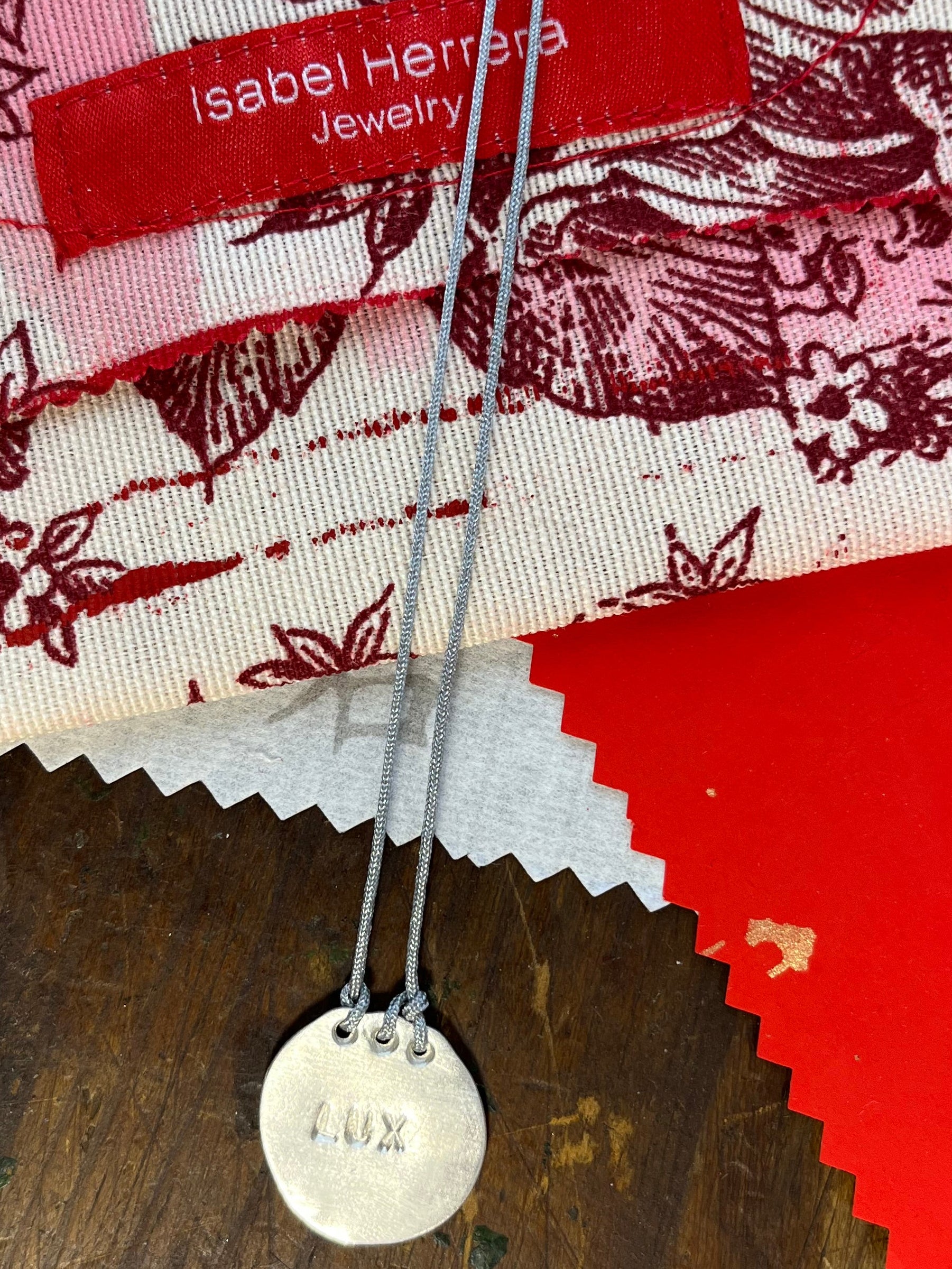 Amuletos redondos imperfectos.