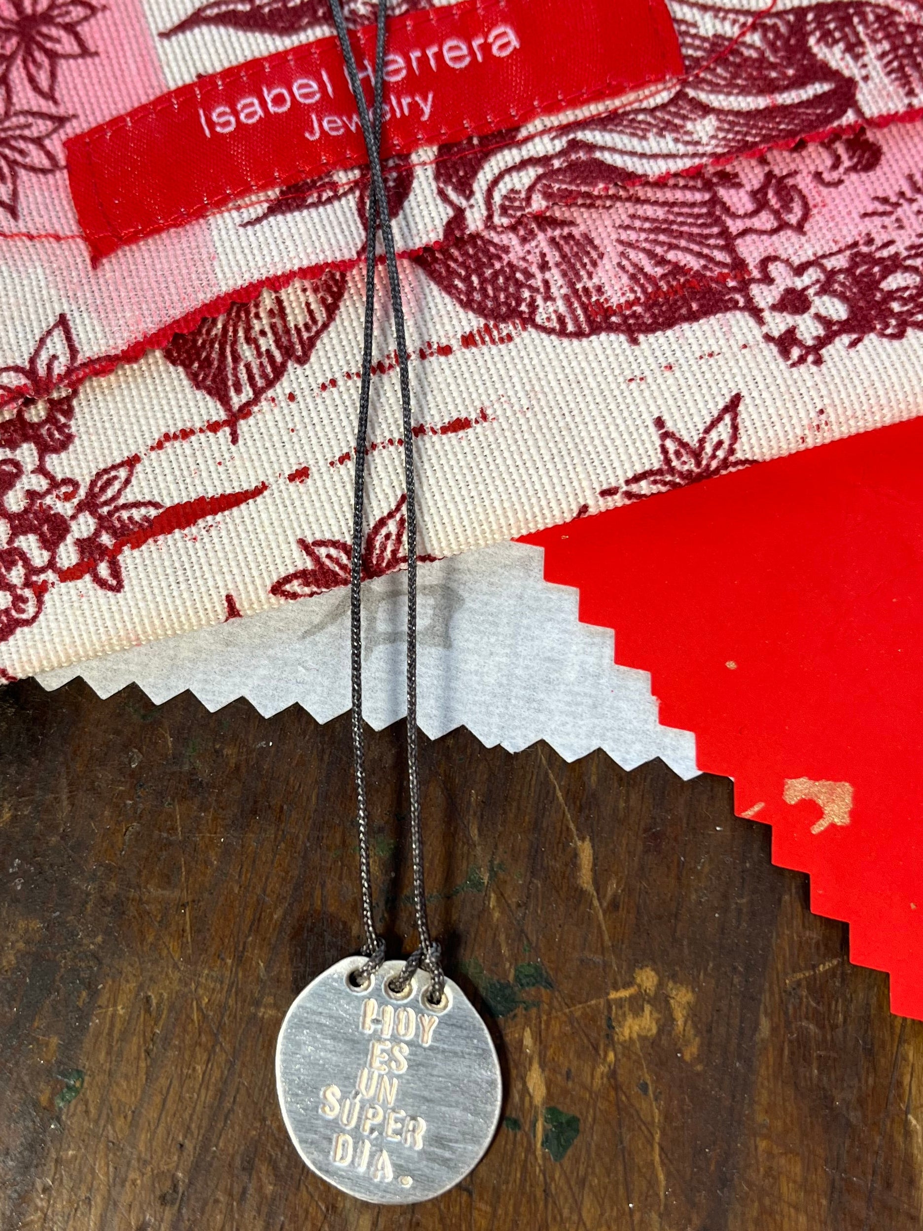 Amuletos redondos imperfectos.