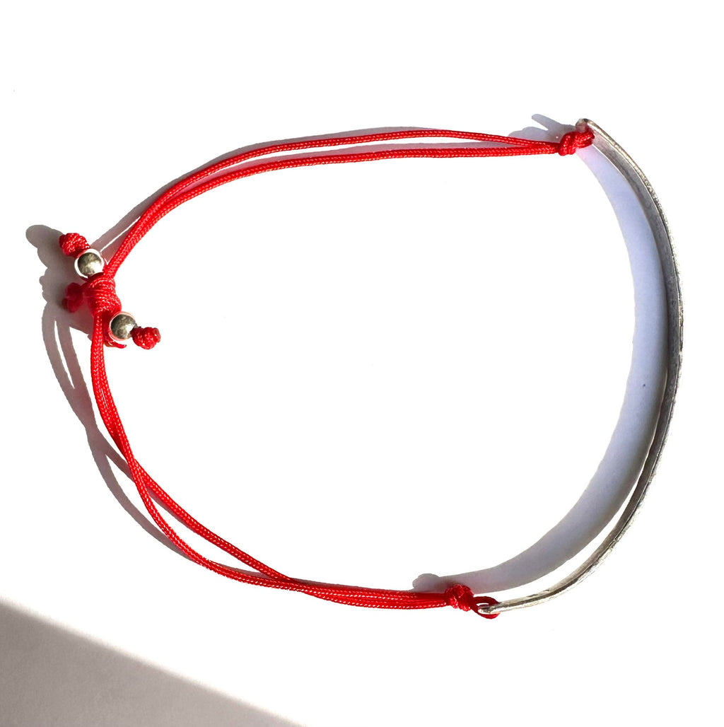 JUNTOS SOMOS MAS FUERTES pulcera de plata. Puede ser con el mensaje que quieras máximo 3 palabras cortas.