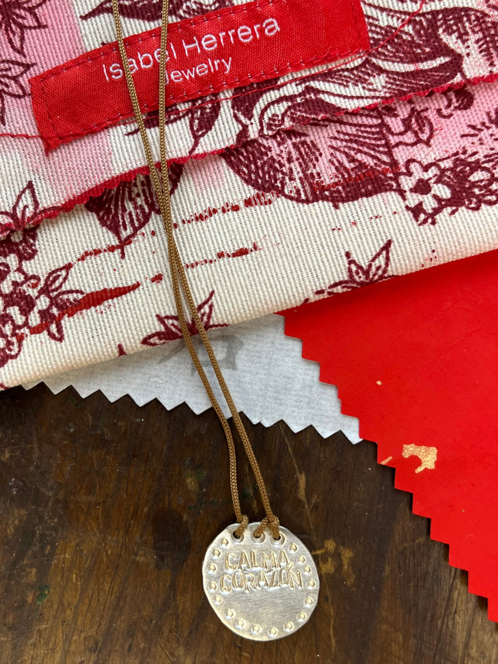 Amuletos redondos imperfectos.