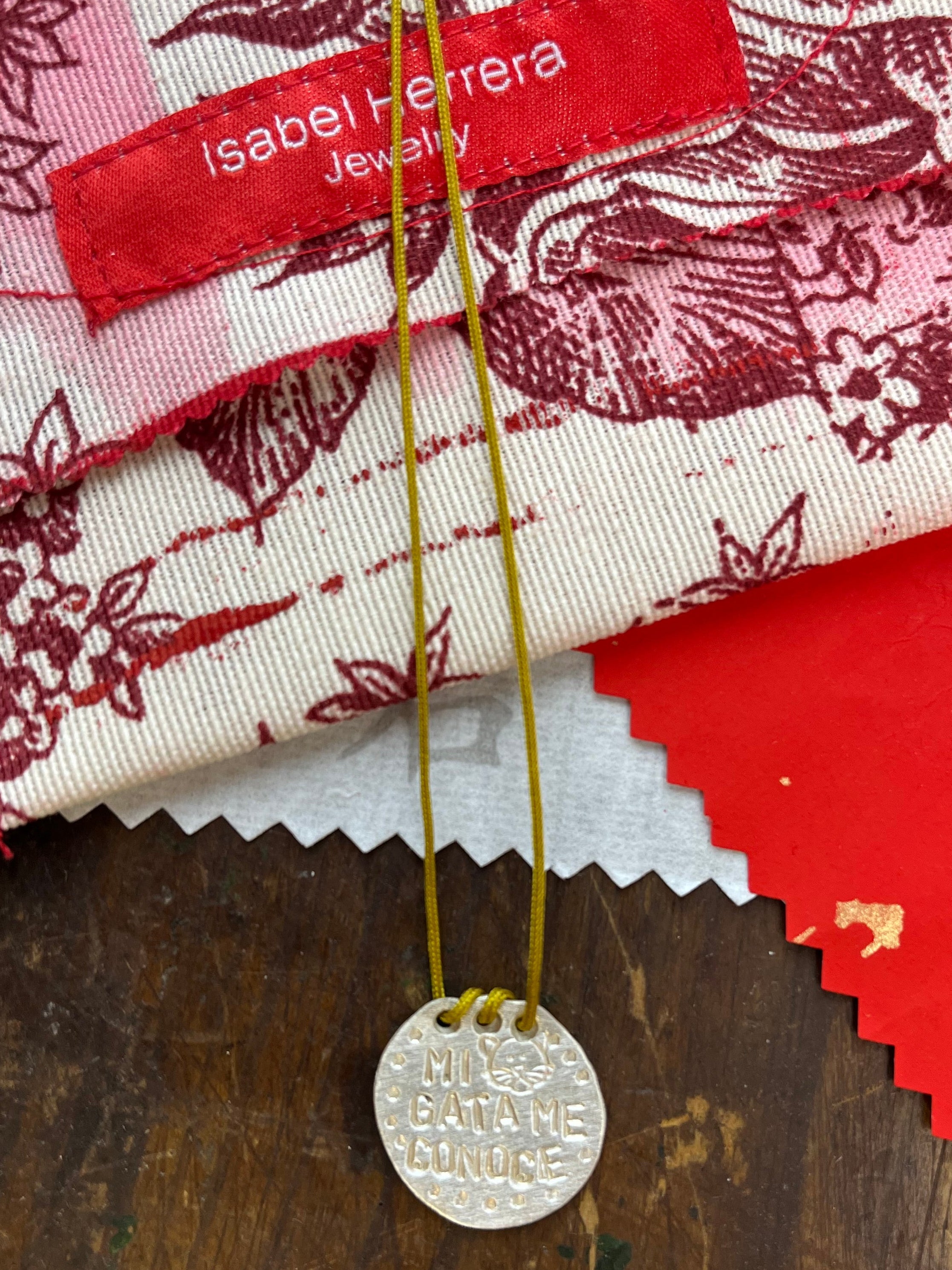 Amuletos redondos imperfectos.