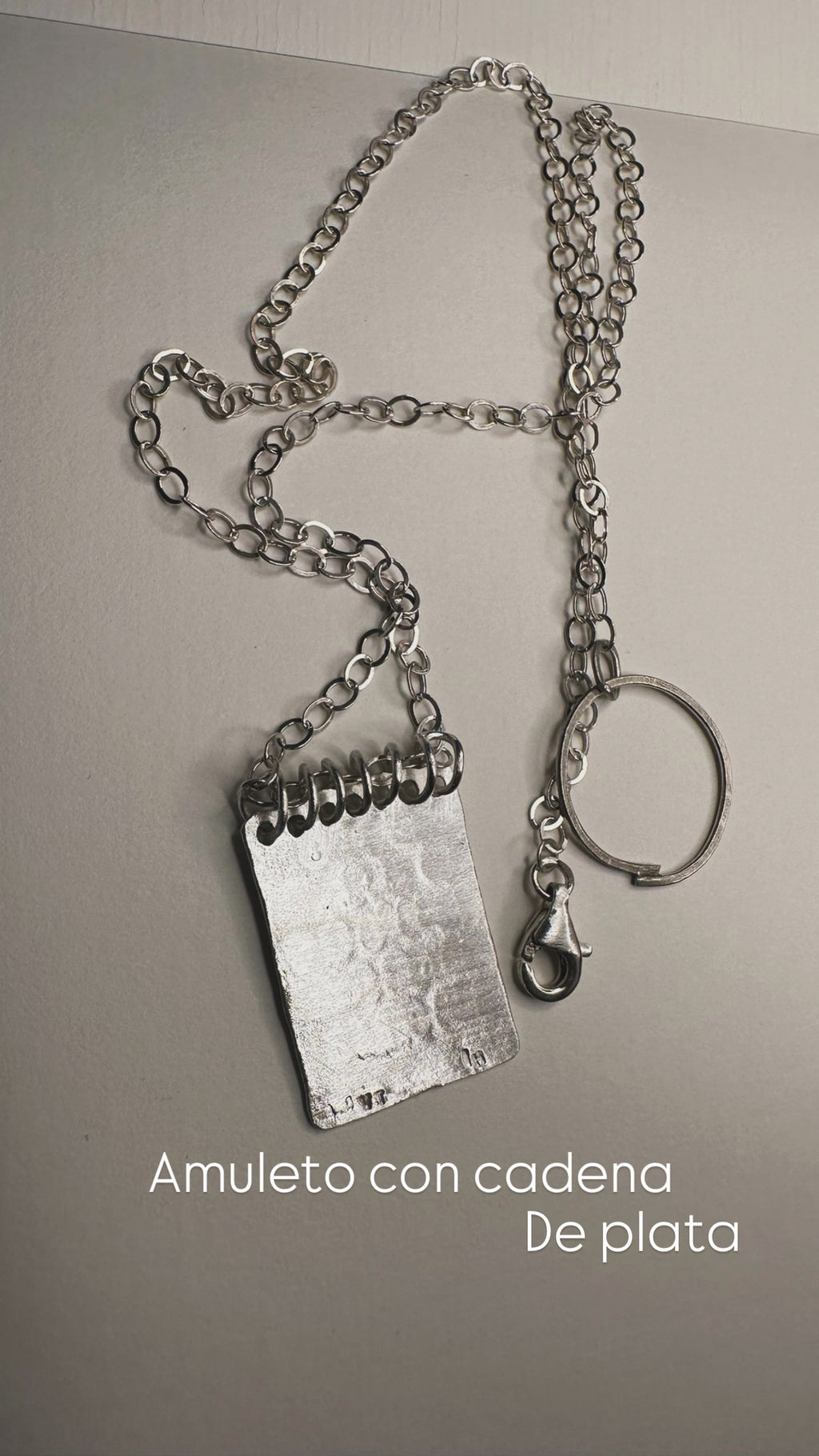 Amuleto con cadena.