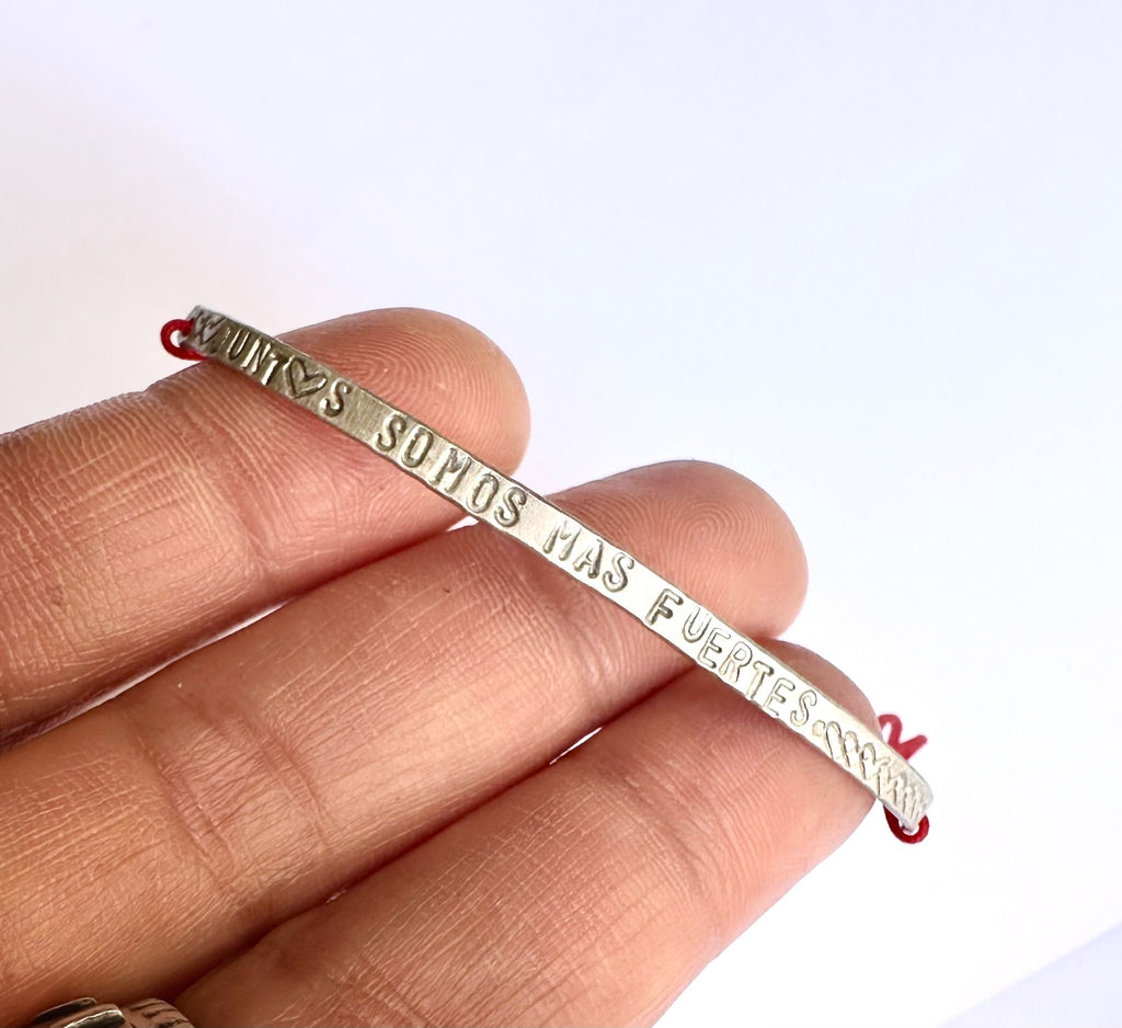 JUNTOS SOMOS MAS FUERTES pulcera de plata. Puede ser con el mensaje que quieras máximo 3 palabras cortas.