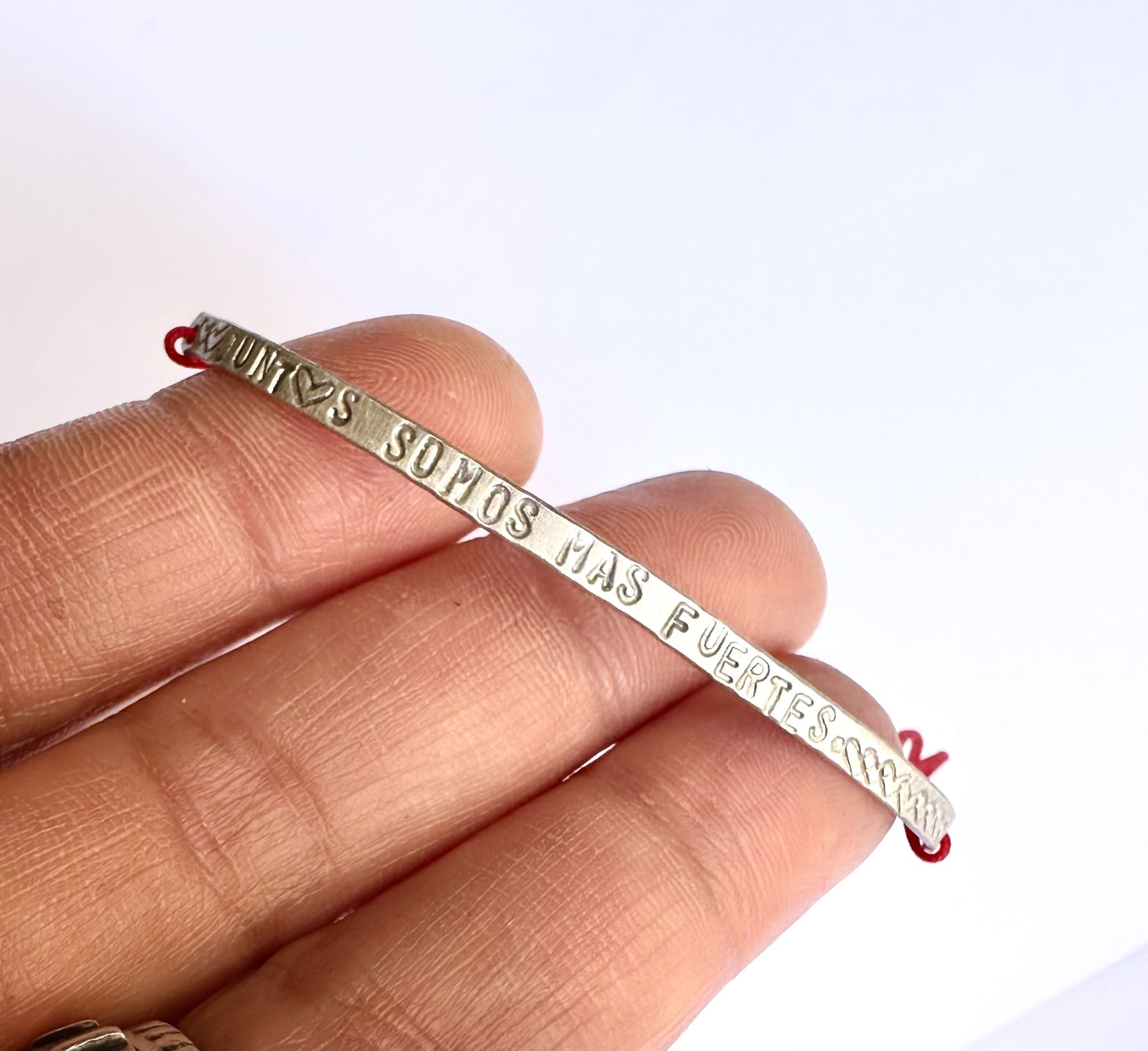 JUNTOS SOMOS MAS FUERTES pulcera de plata. Puede ser con el mensaje que quieras máximo 3 palabras cortas.