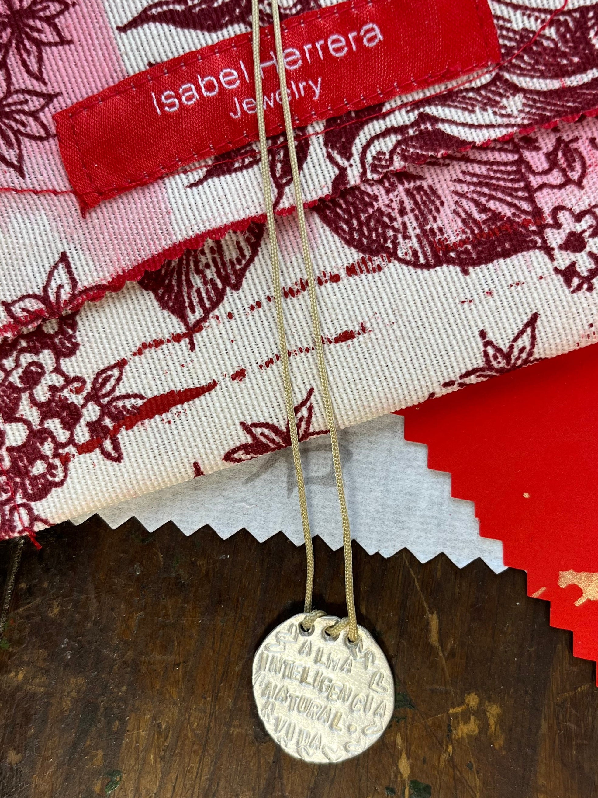 Amuletos redondos imperfectos.