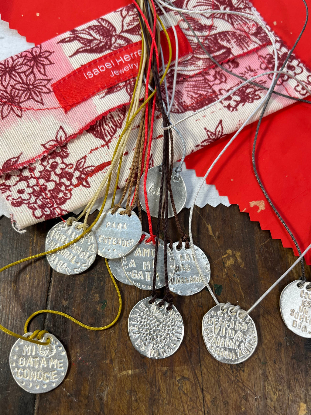 Amuletos redondos imperfectos.