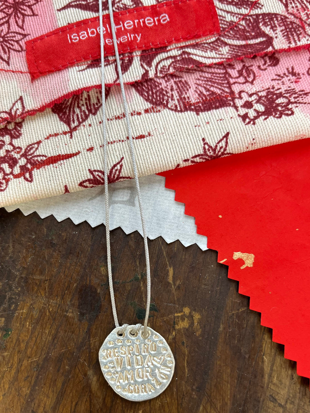 Amuletos redondos imperfectos.