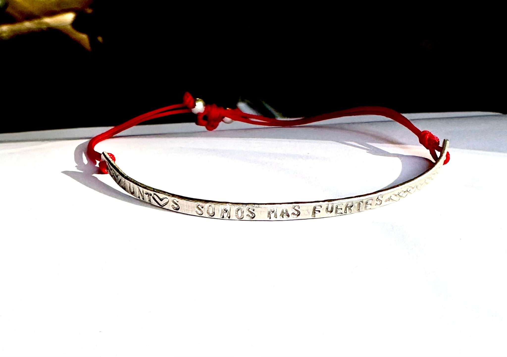 JUNTOS SOMOS MAS FUERTES pulcera de plata. Puede ser con el mensaje que quieras máximo 3 palabras cortas.