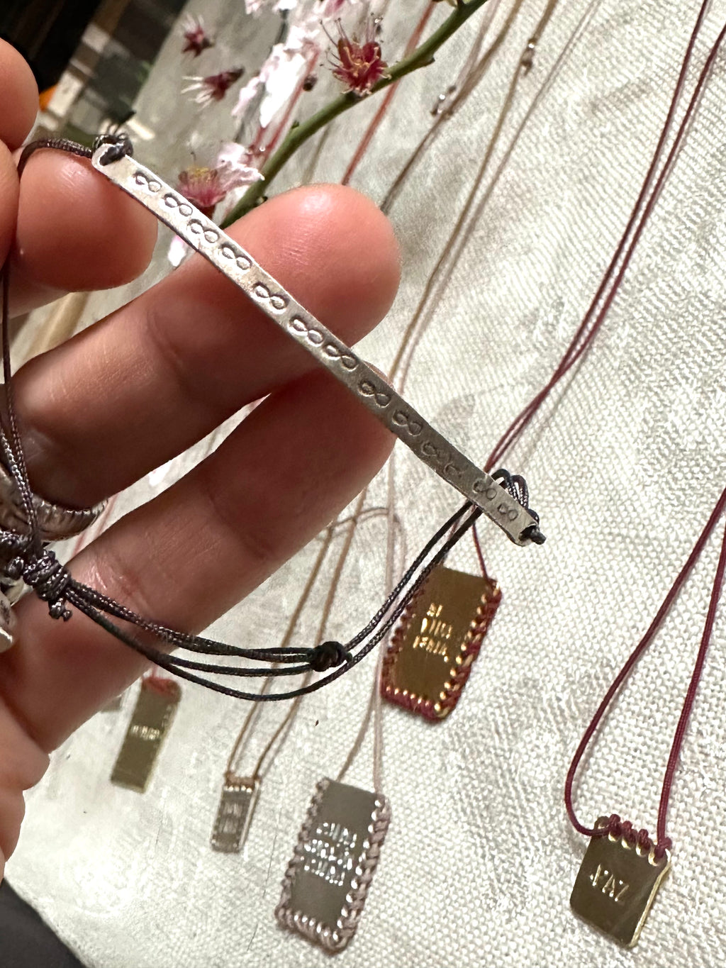 JUNTOS SOMOS MAS FUERTES pulcera de plata. Puede ser con el mensaje que quieras máximo 3 palabras cortas.