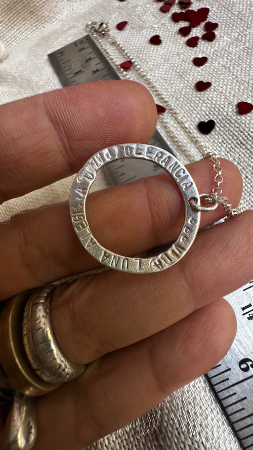 Amuleto círculo abierto