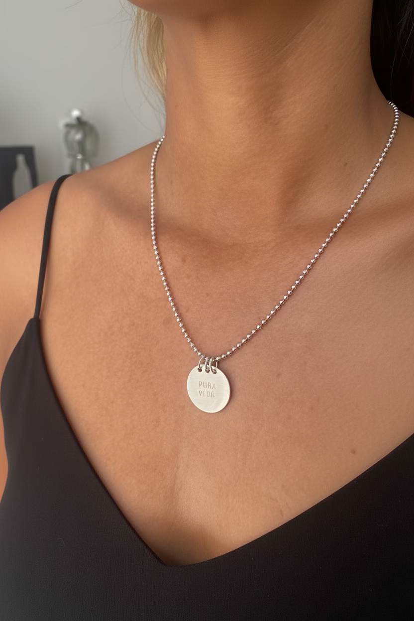 Amuleto “PURA VIDA” con cadena.