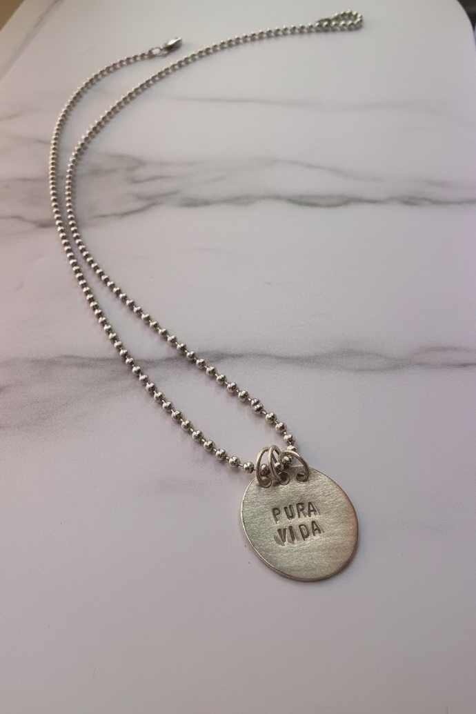 Amuleto “PURA VIDA” con cadena.