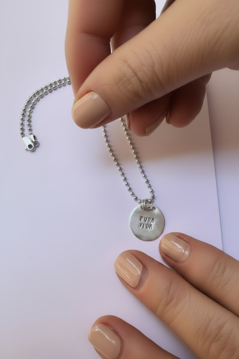 Amuleto “PURA VIDA” con cadena.