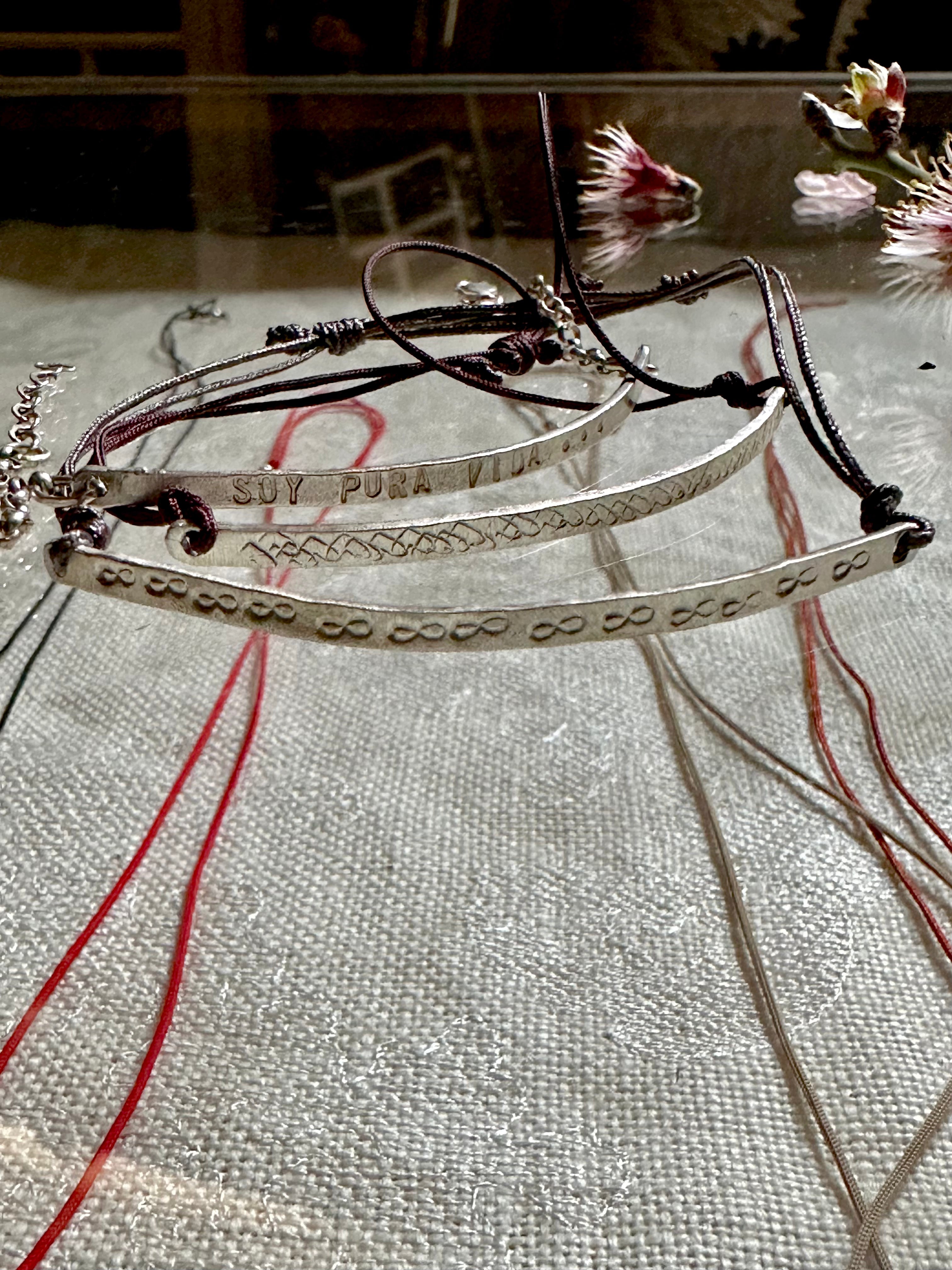 JUNTOS SOMOS MAS FUERTES pulcera de plata. Puede ser con el mensaje que quieras máximo 3 palabras cortas.