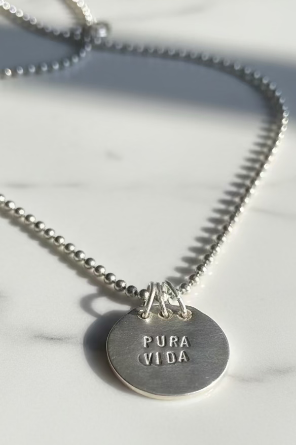 Amuleto “PURA VIDA” con cadena.