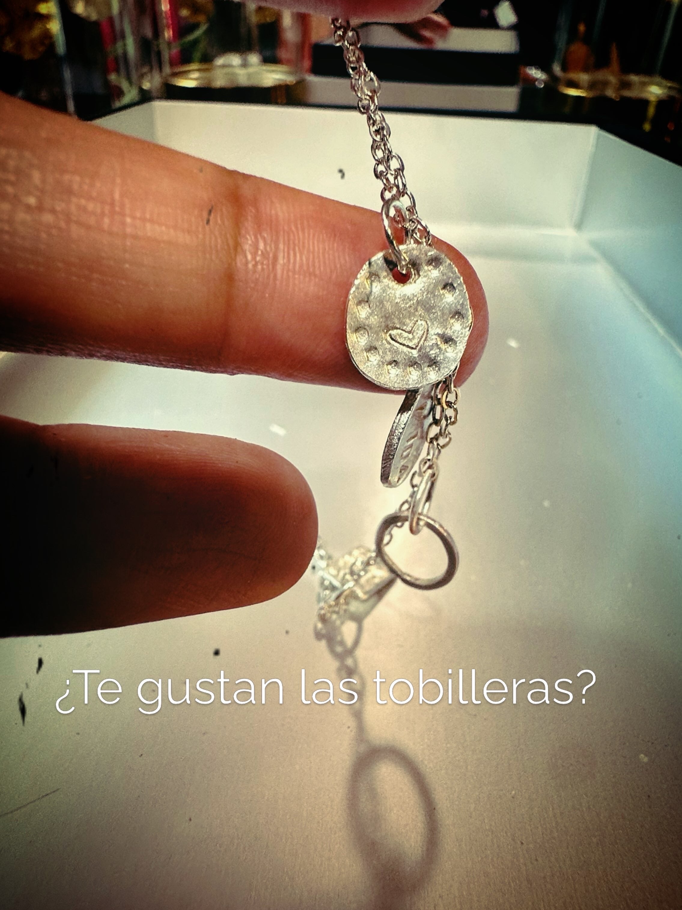 Tobillera de amuletitos.