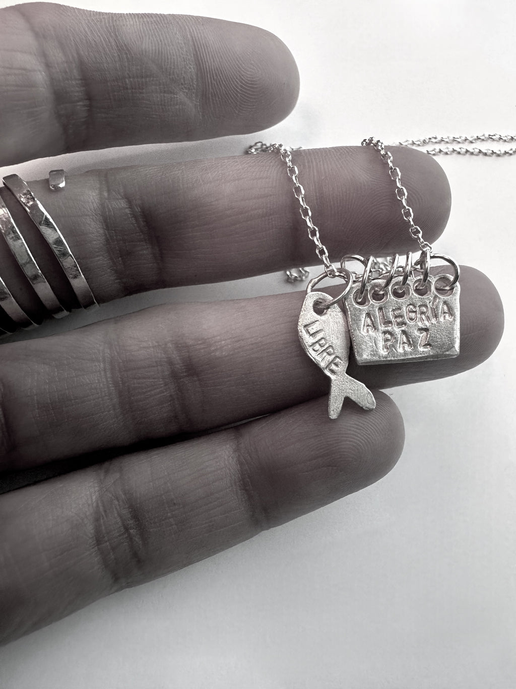 Amuleto y pez. Soy libre.La combinación perfecta.