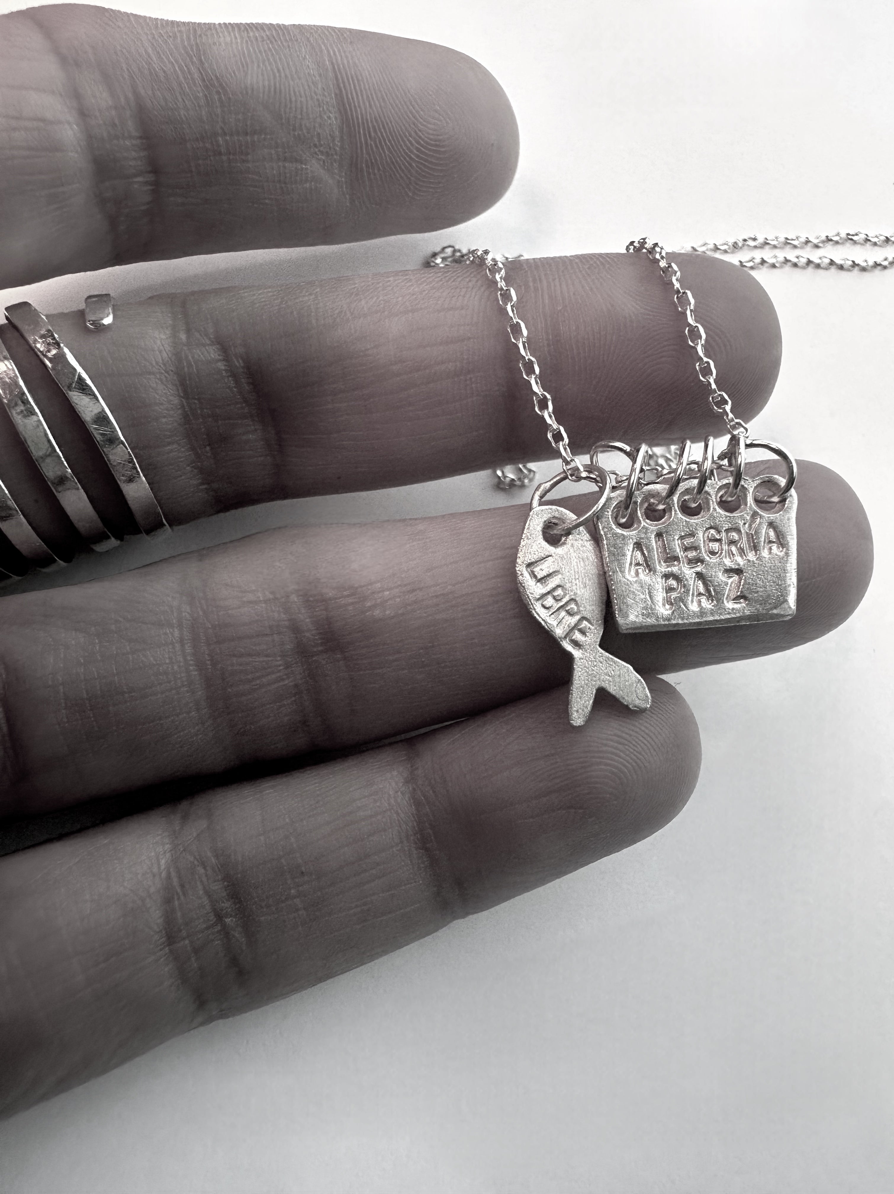 Amuleto y pez. Soy libre.La combinación perfecta.