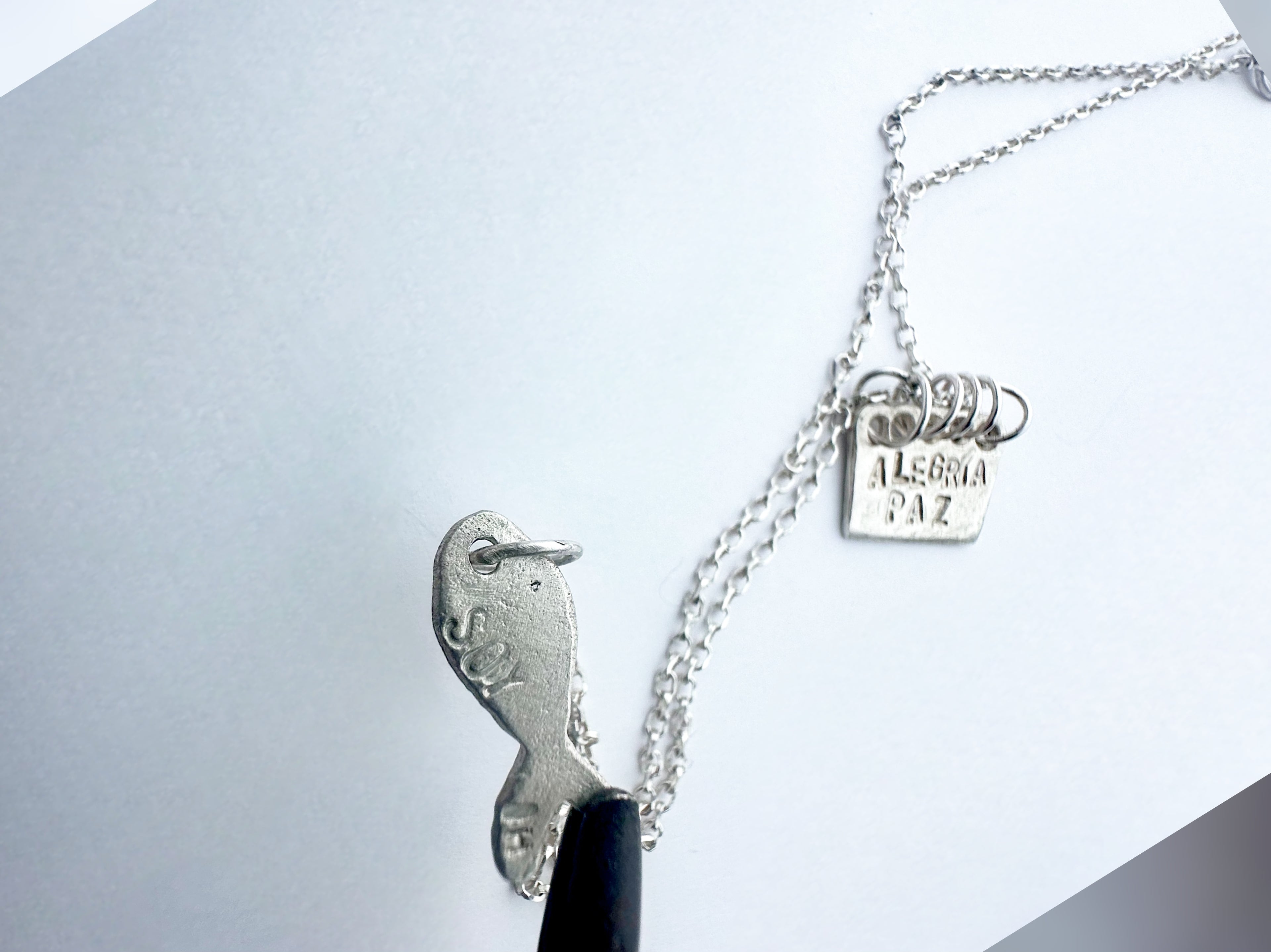 Amuleto y pez. Soy libre.La combinación perfecta.