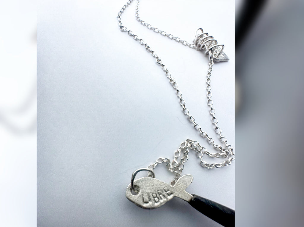 Amuleto y pez. Soy libre.La combinación perfecta.