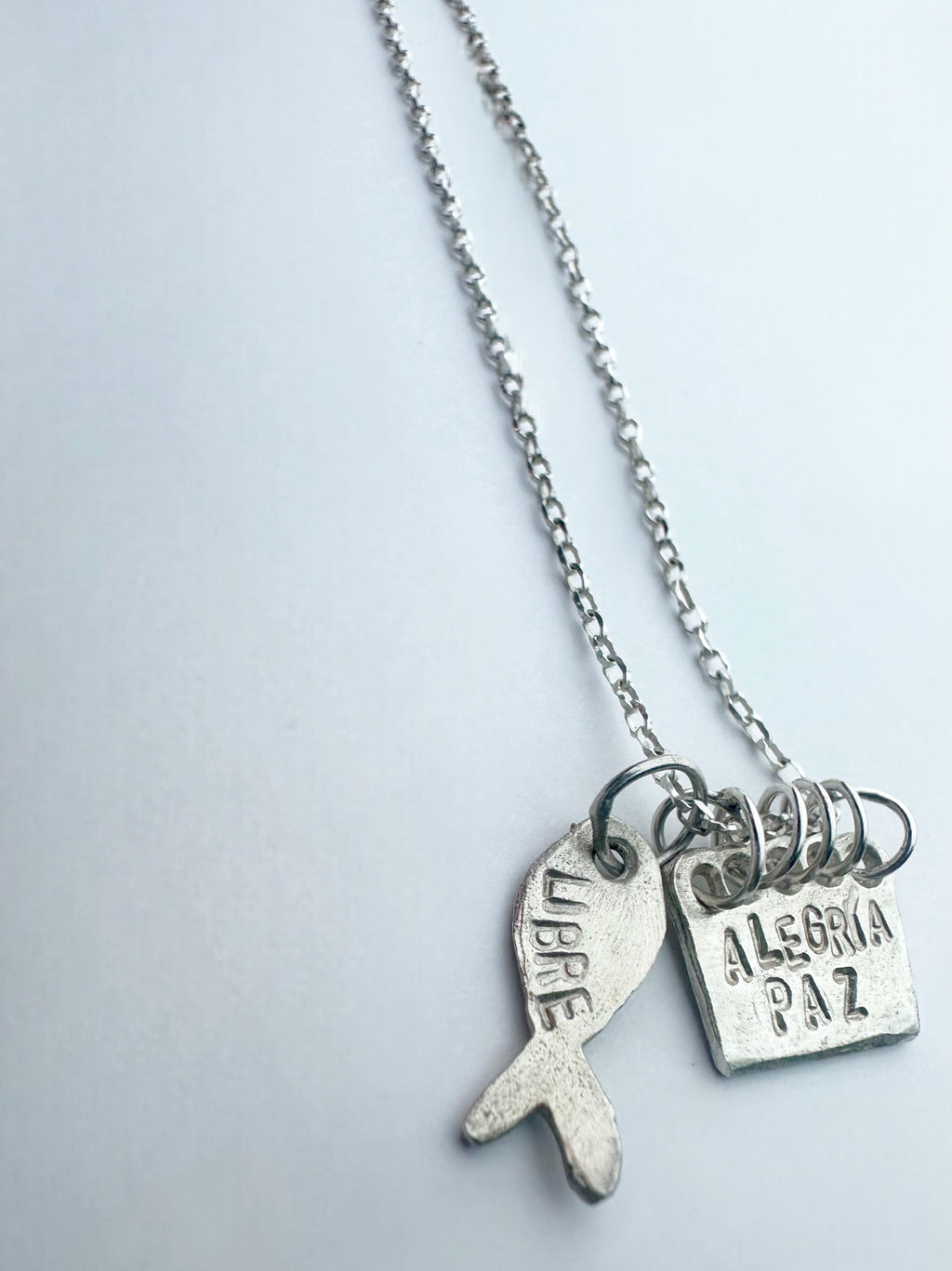 Amuleto y pez. Soy libre.La combinación perfecta.