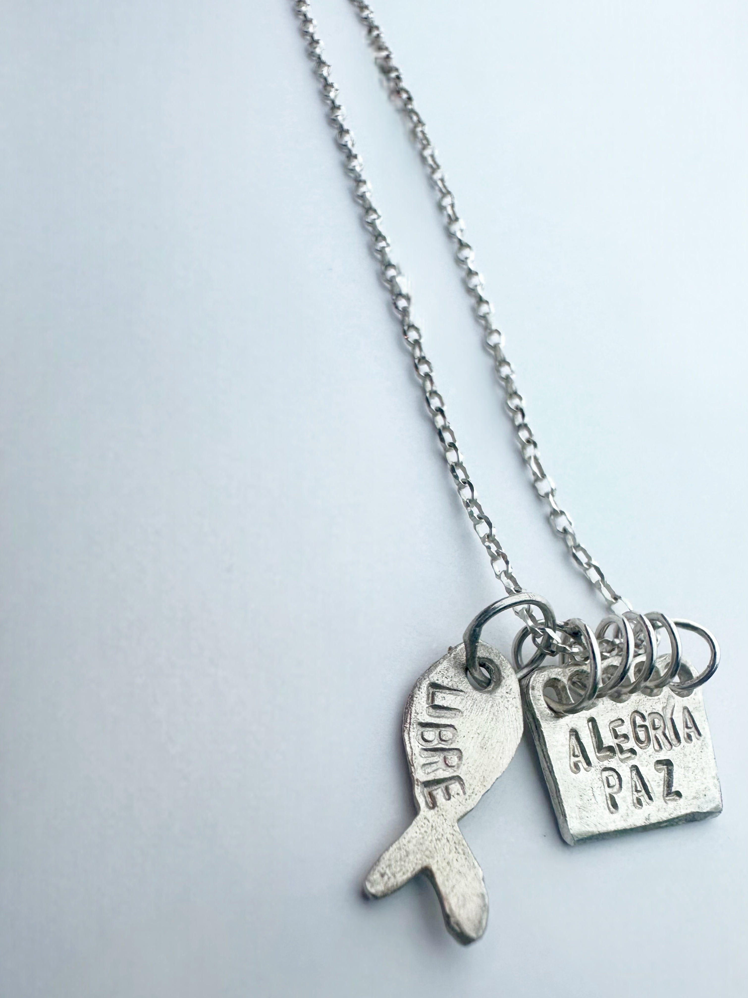 Amuleto y pez. Soy libre.La combinación perfecta.