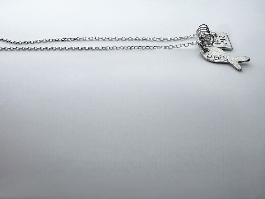 Amuleto y pez. Soy libre.La combinación perfecta.