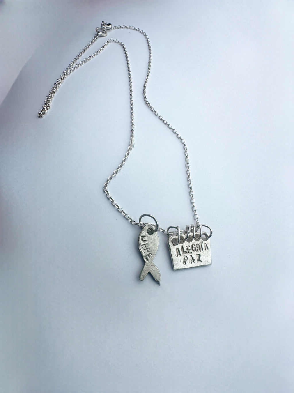 Amuleto y pez. Soy libre.La combinación perfecta.