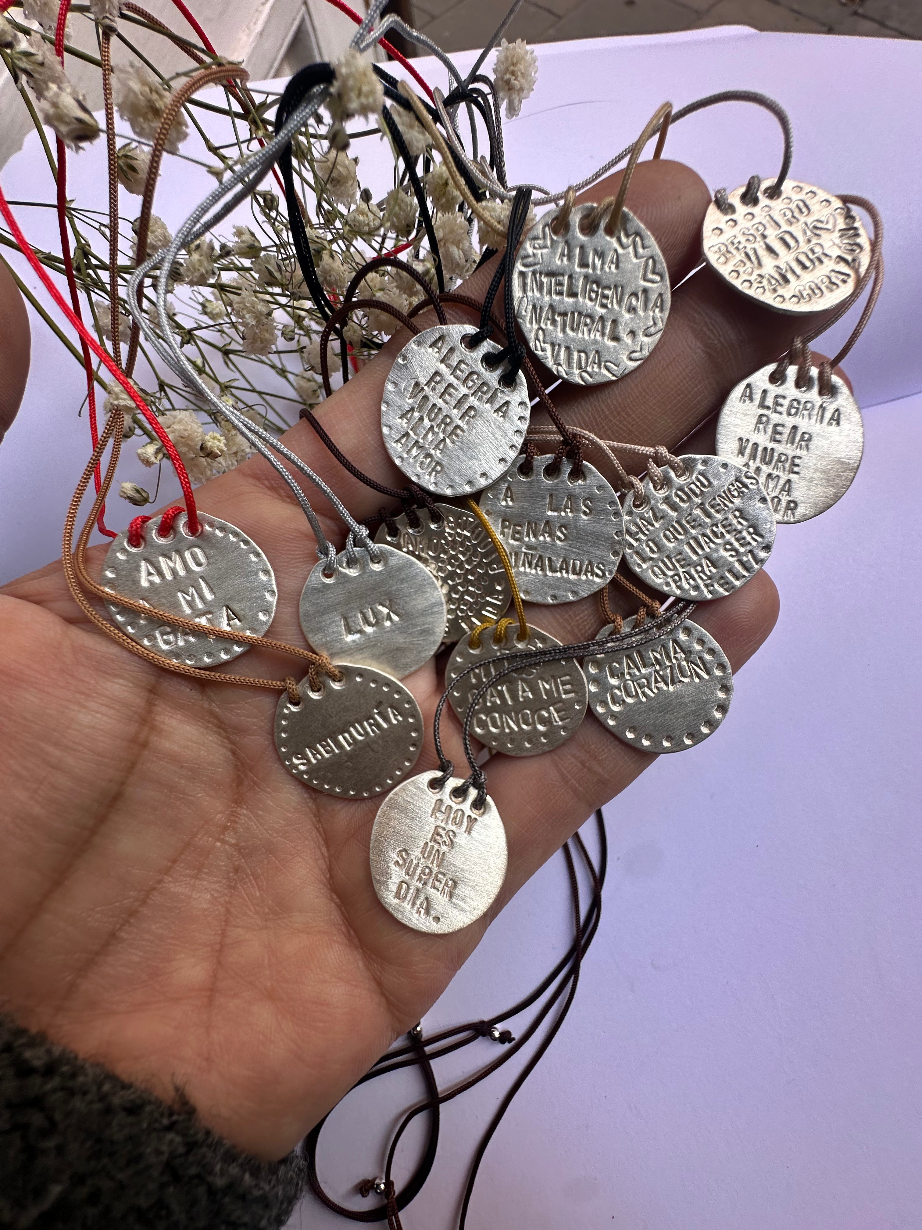 Amuletos redondos imperfectos.