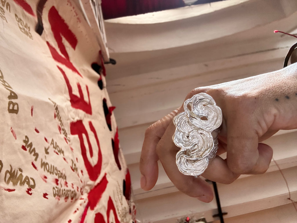 Anillo olas en flor.