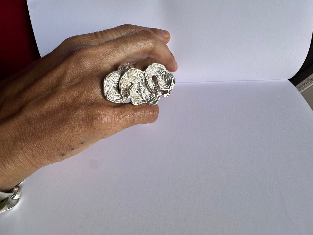 Anillo olas en flor.