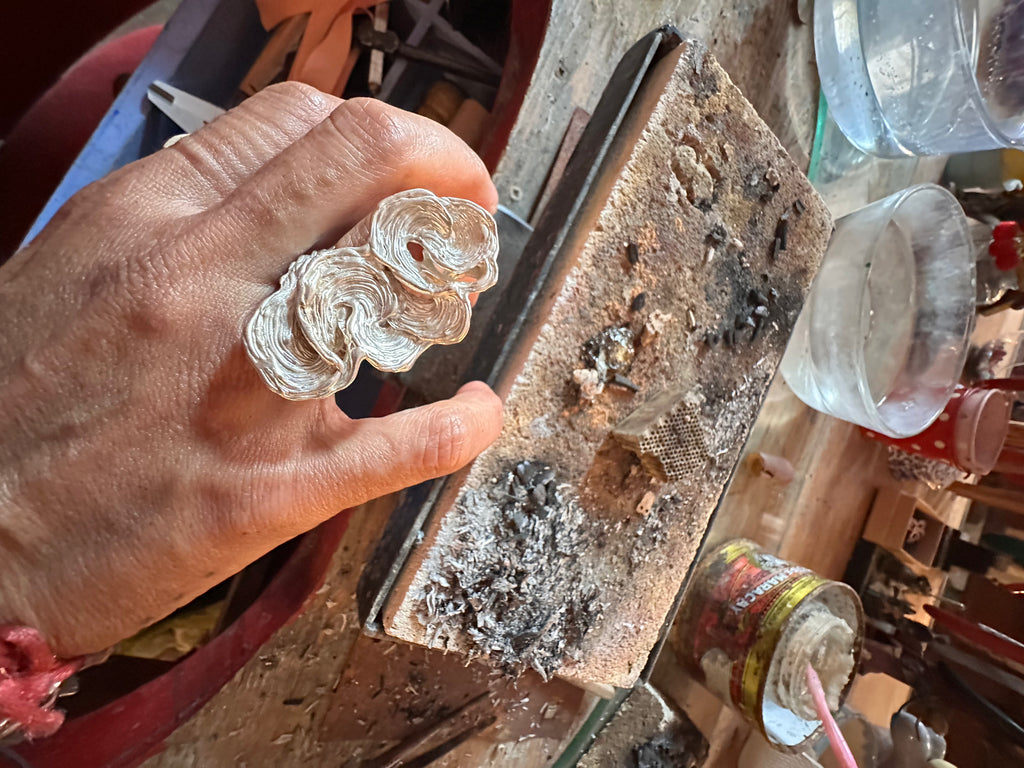 Anillo olas en flor.