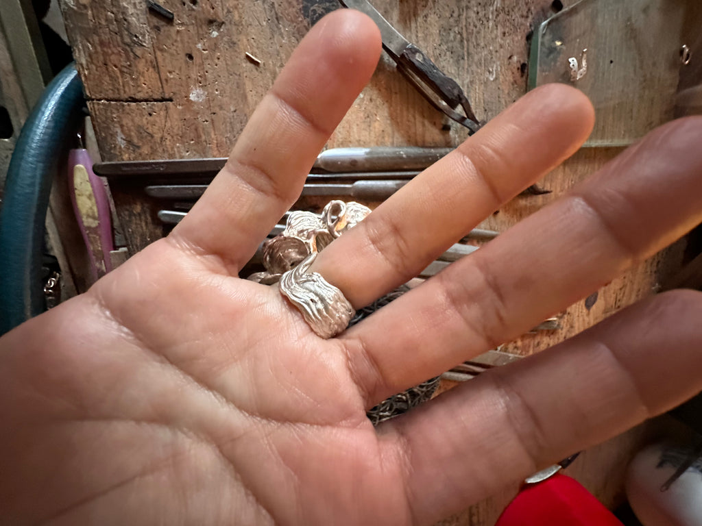 Anillo olas en flor.