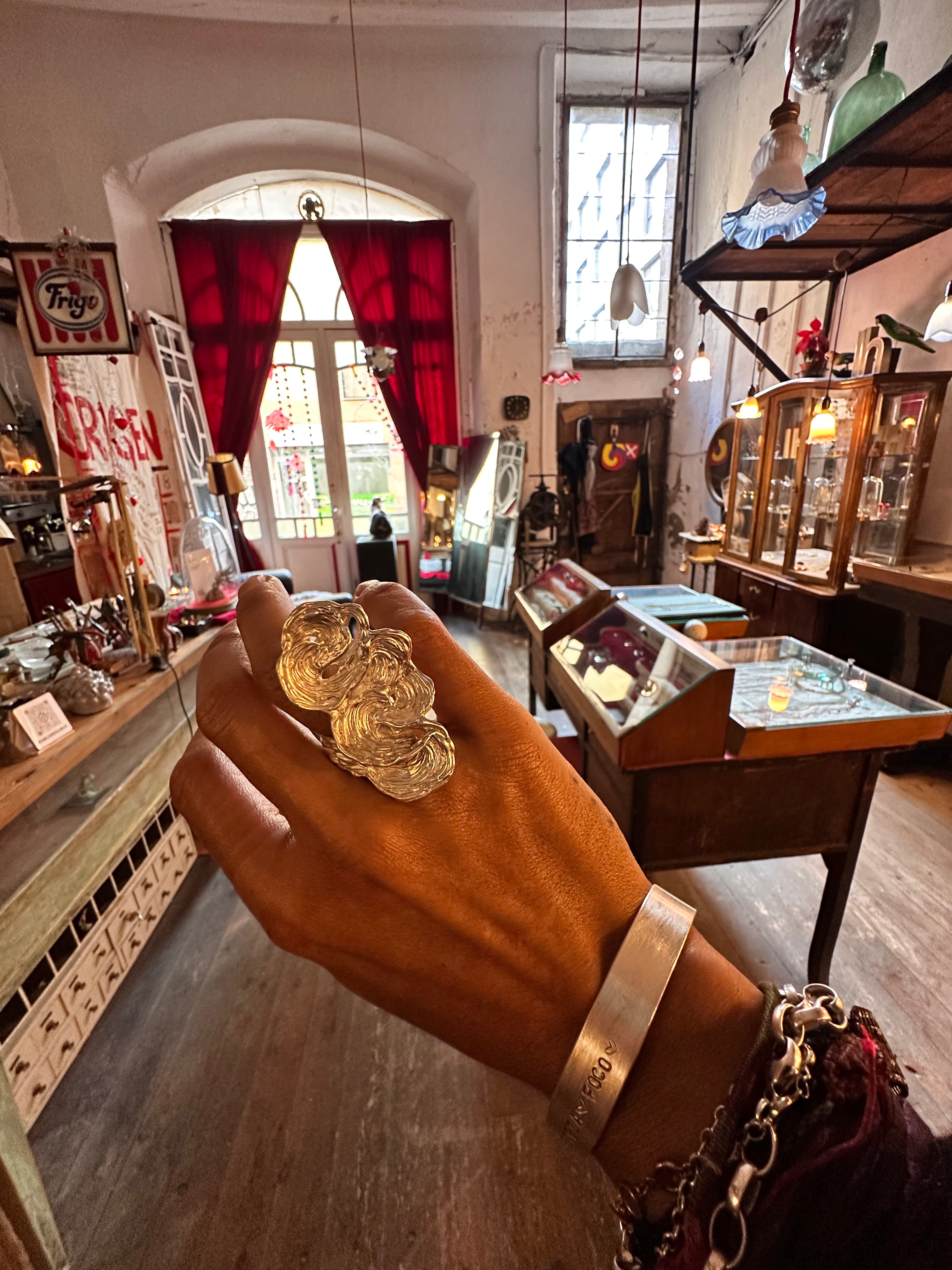 Anillo olas en flor.