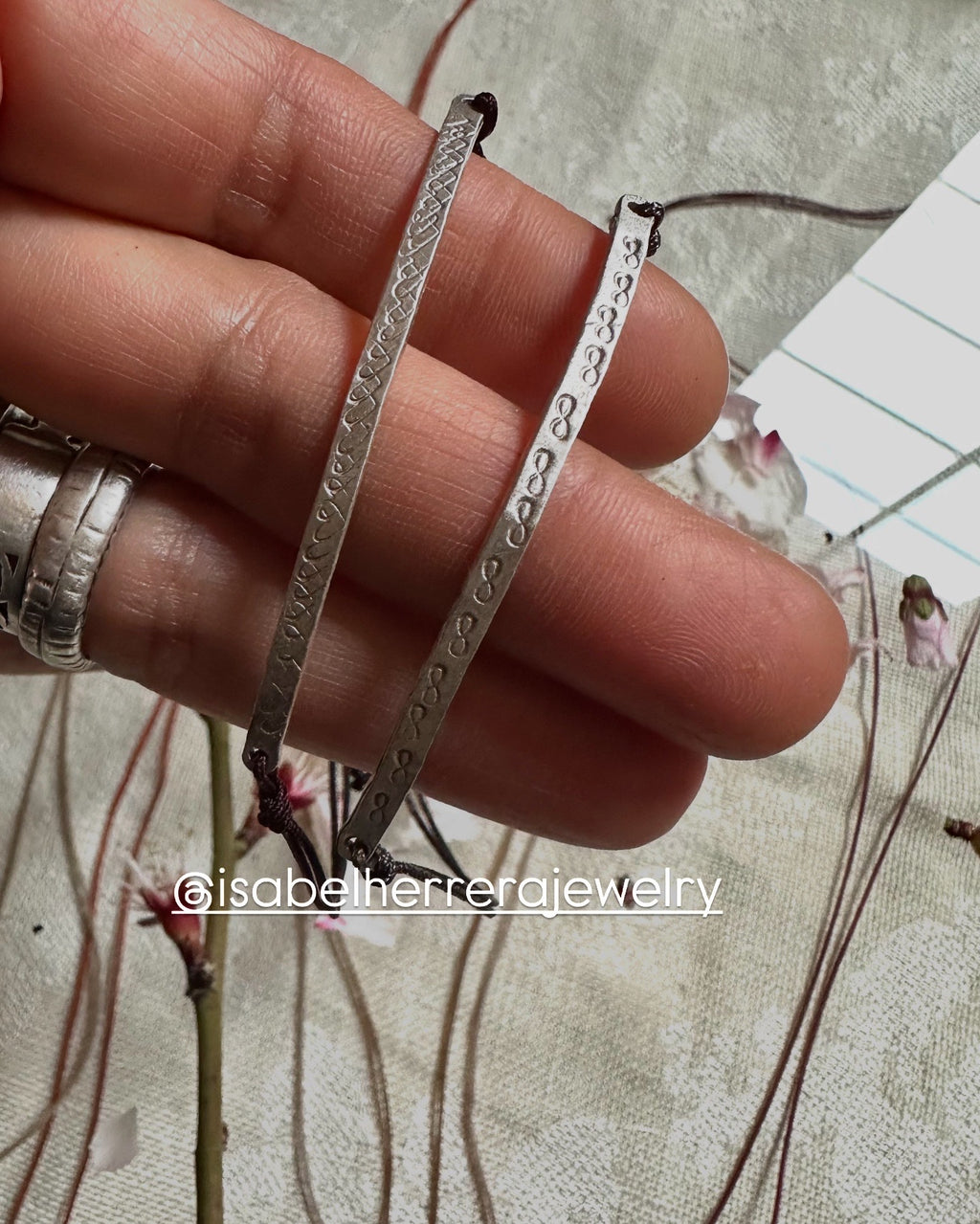 JUNTOS SOMOS MAS FUERTES pulcera de plata. Puede ser con el mensaje que quieras máximo 3 palabras cortas.