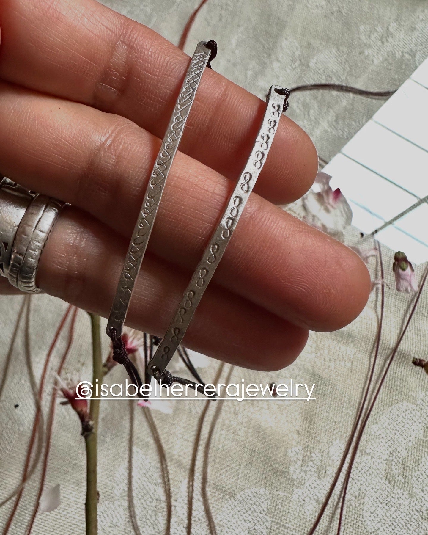 JUNTOS SOMOS MAS FUERTES pulcera de plata. Puede ser con el mensaje que quieras máximo 3 palabras cortas.