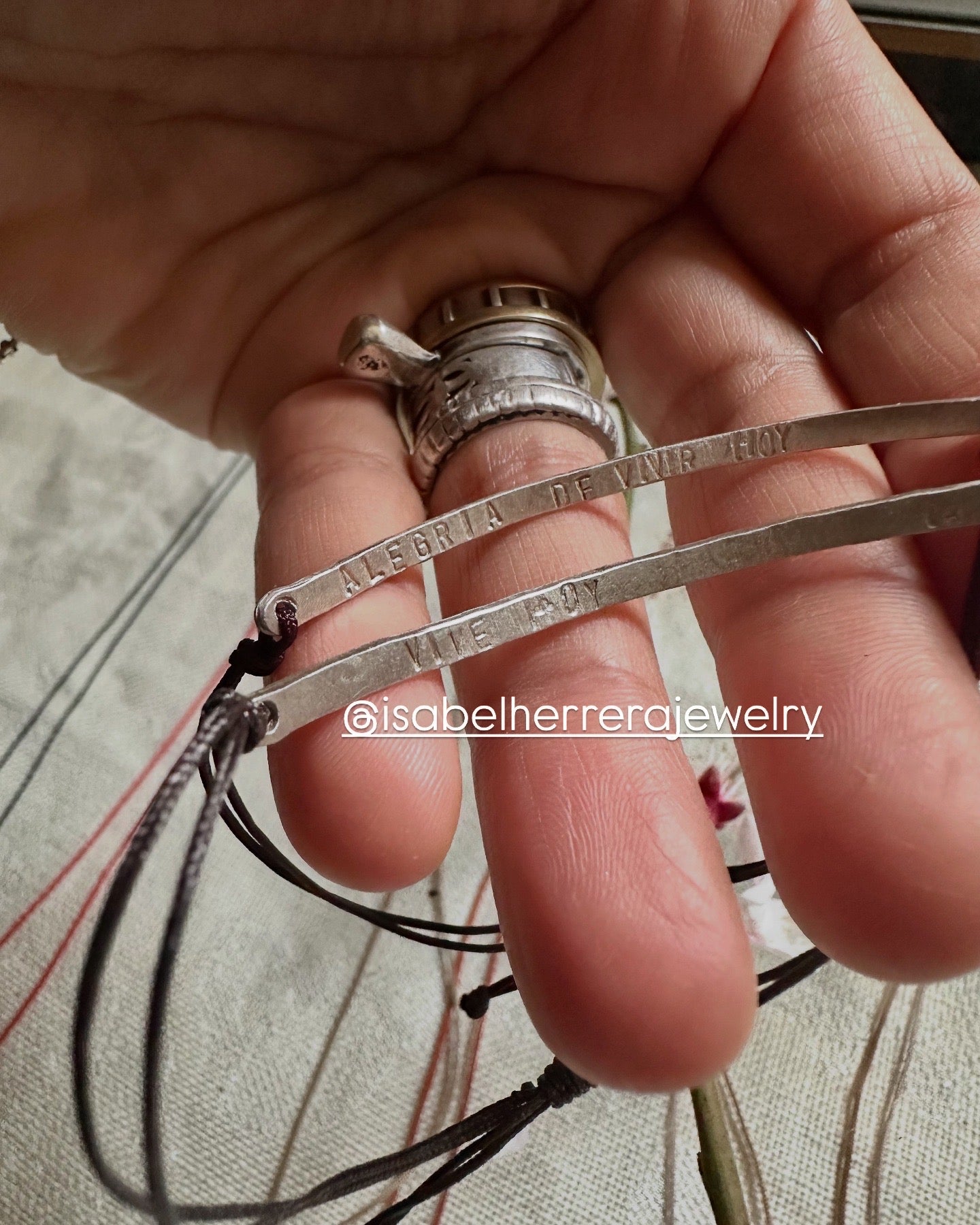 JUNTOS SOMOS MAS FUERTES pulcera de plata. Puede ser con el mensaje que quieras máximo 3 palabras cortas.