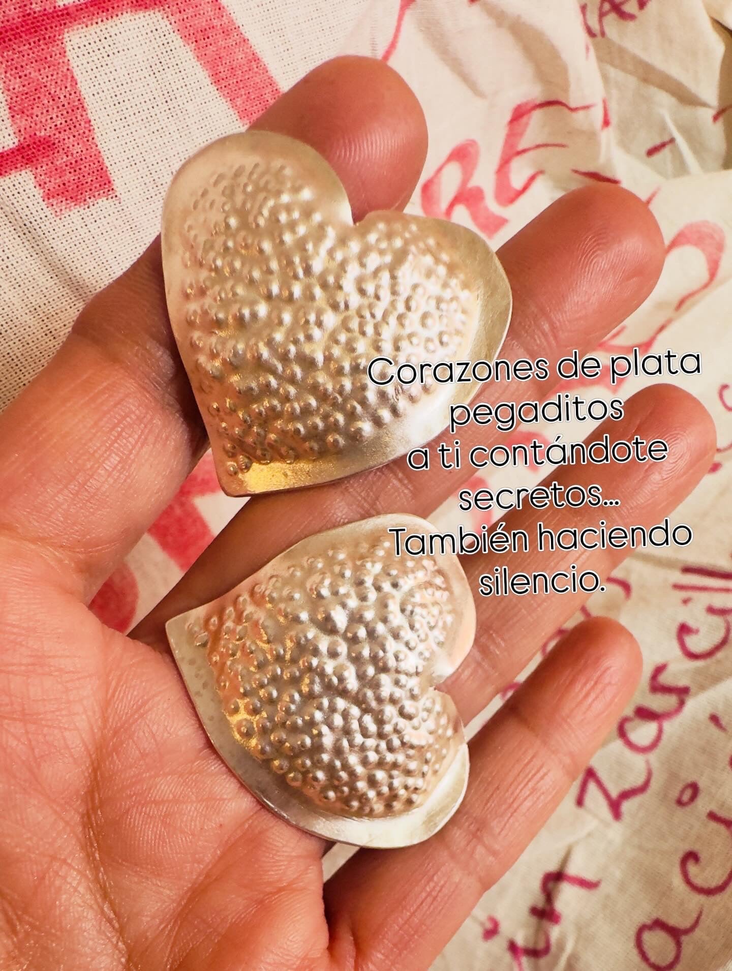 Corazones pegaditos.