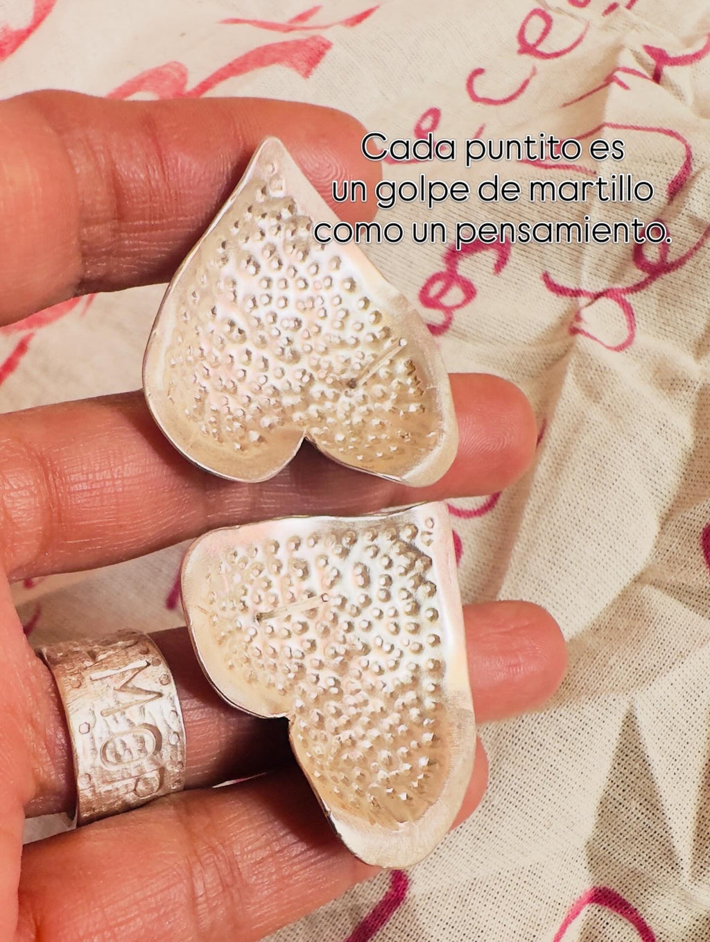Corazones pegaditos.