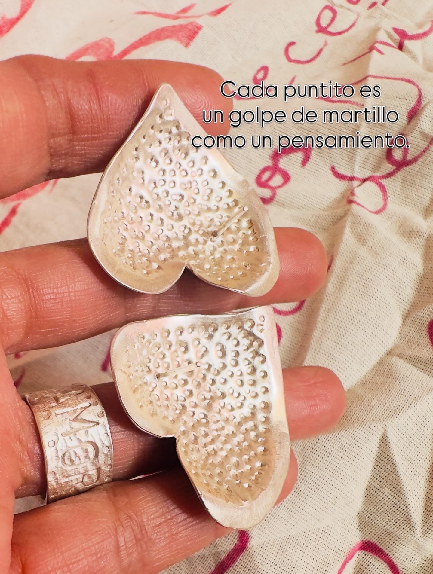 Corazones pegaditos.