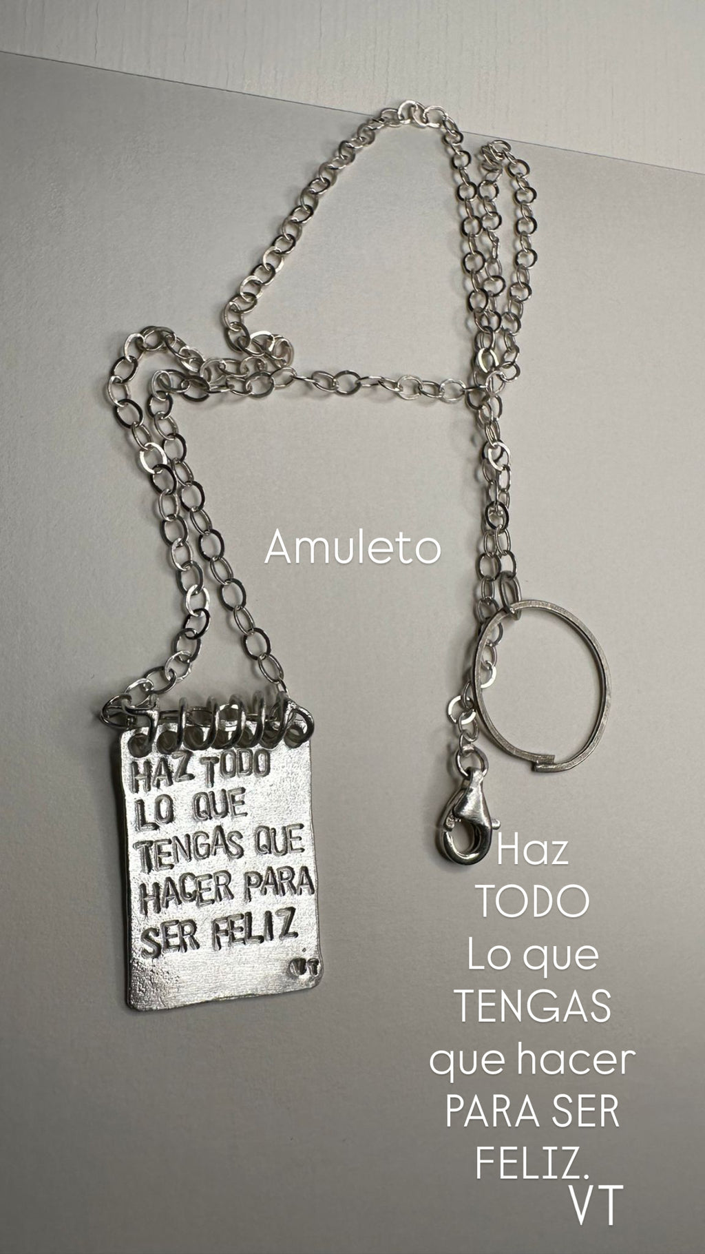 Amuleto con cadena.