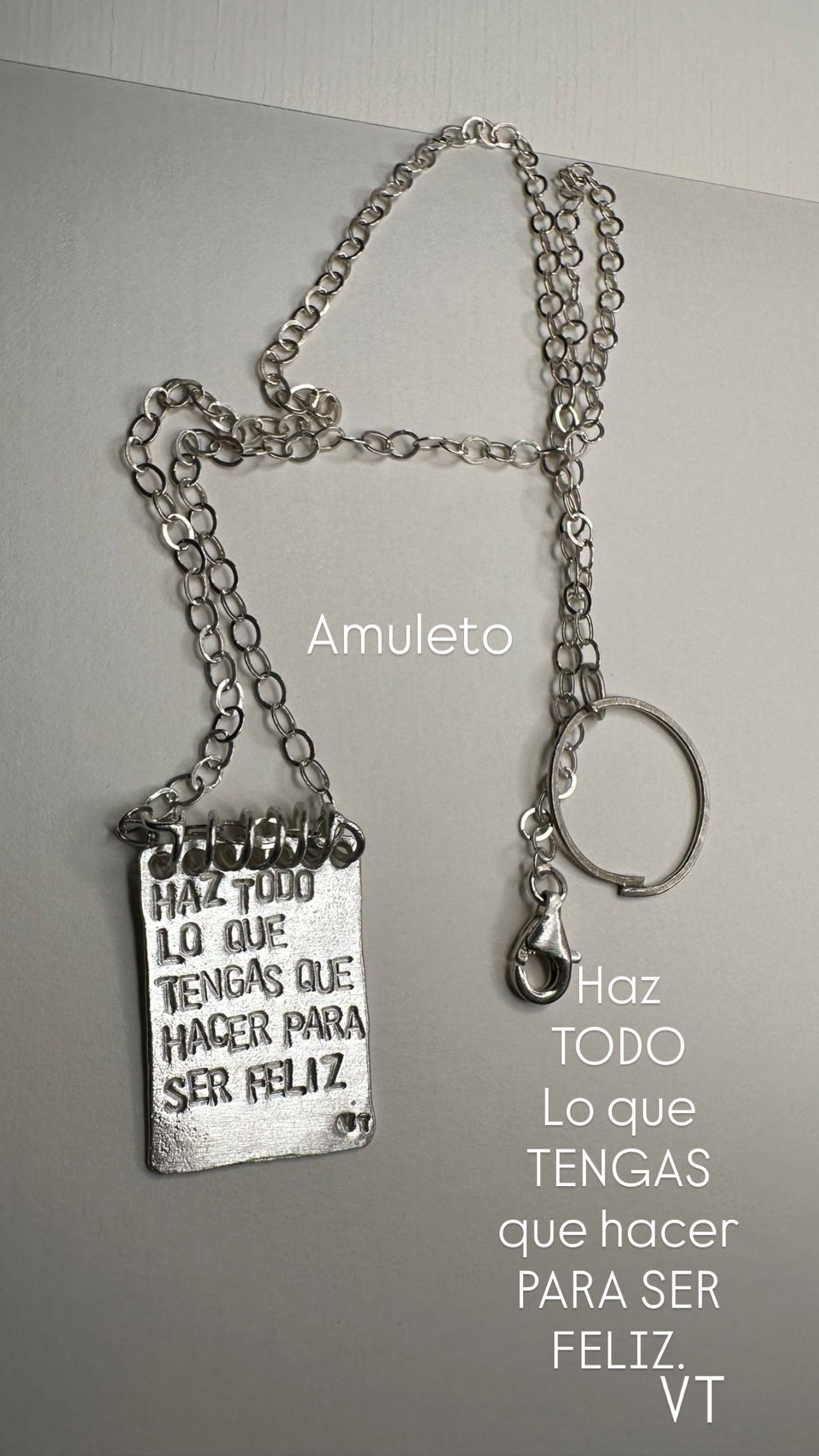 Amuleto con cadena.