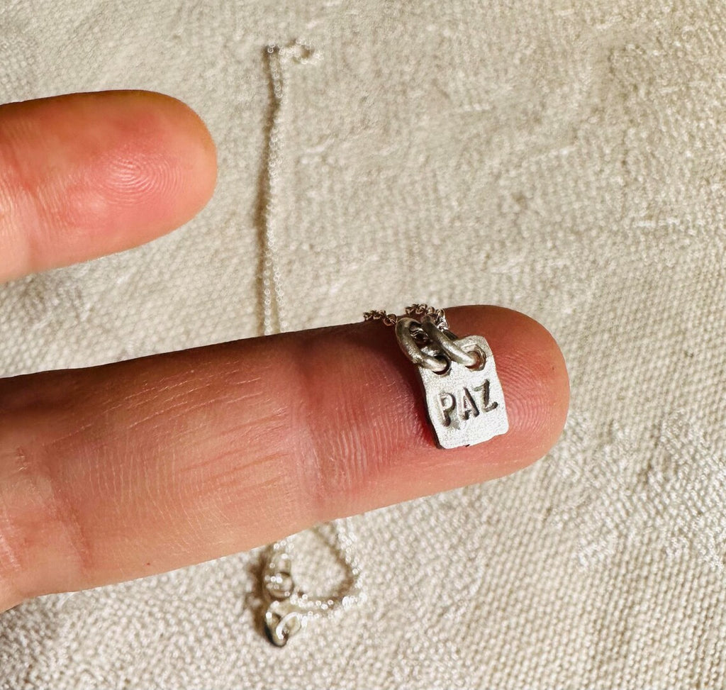 Baby amuleto con cadena de plata