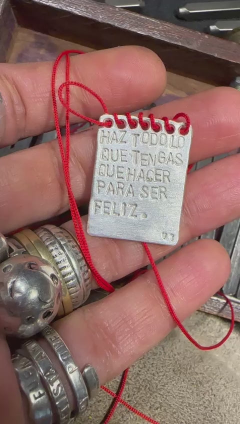 Amuleto “Haz todo lo que tengas que hacer para ser feliz” Verónica Toussaint.
